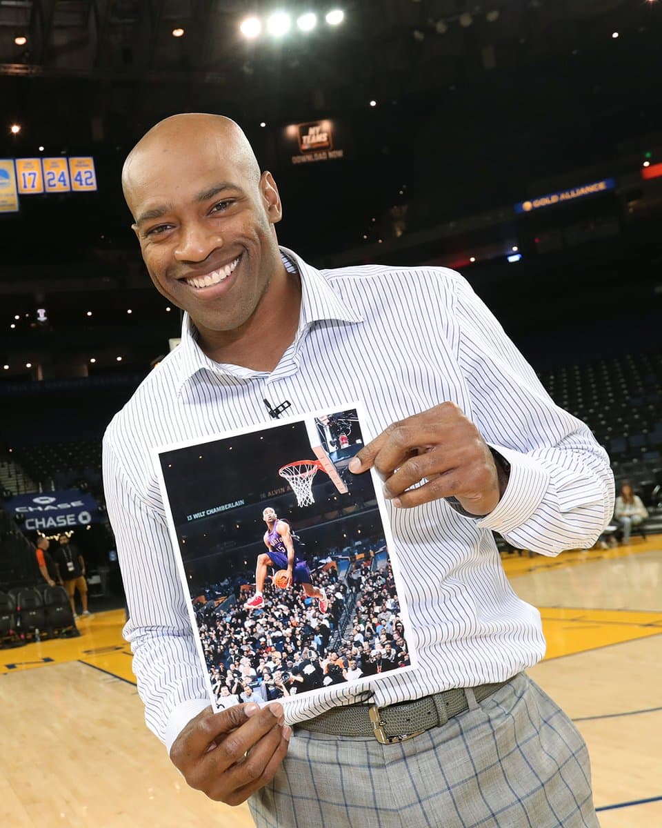 Vince Carter ganó de manera contundente aquel concurso con una clavada en la que pasó el balón entre sus piernas, algo inusual en la NBA hace 20 años. Hoy, el equipo de sus amores, podría salir campeón de la NBA por primera vez en la historia.