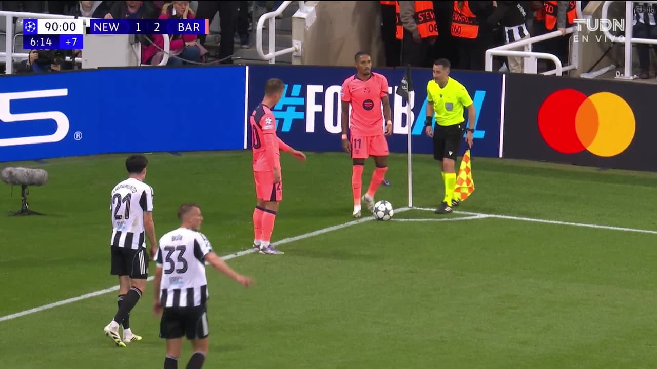 ¡TIRO ATAJADO! disparo por Raphinha.