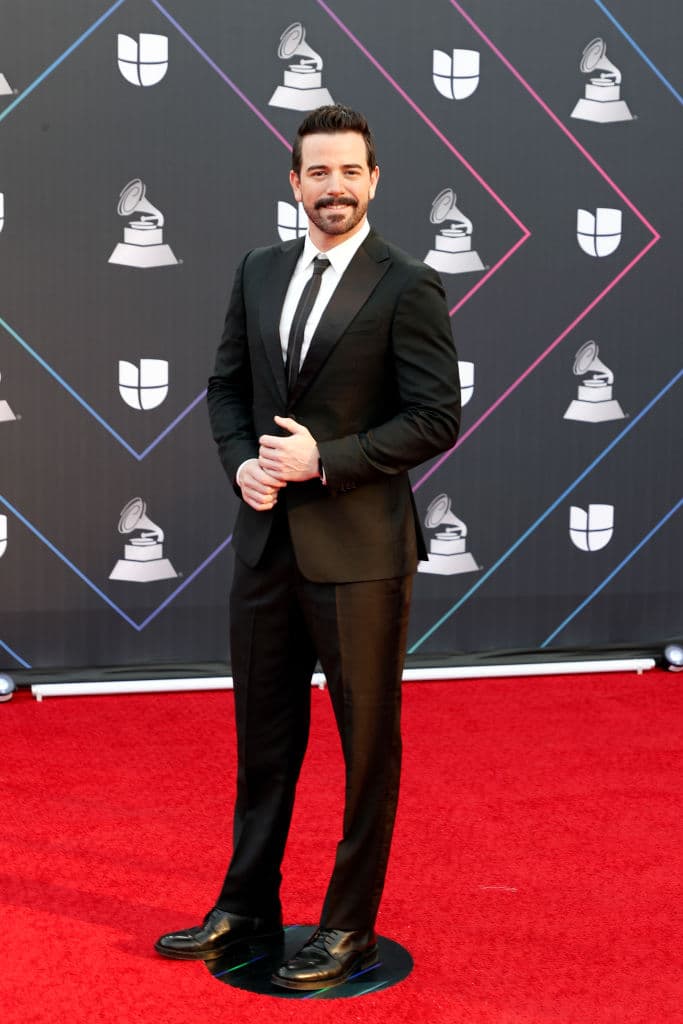 <b>Mane de la Parra</b> se hizo presente de manera impecable con un traje negro.