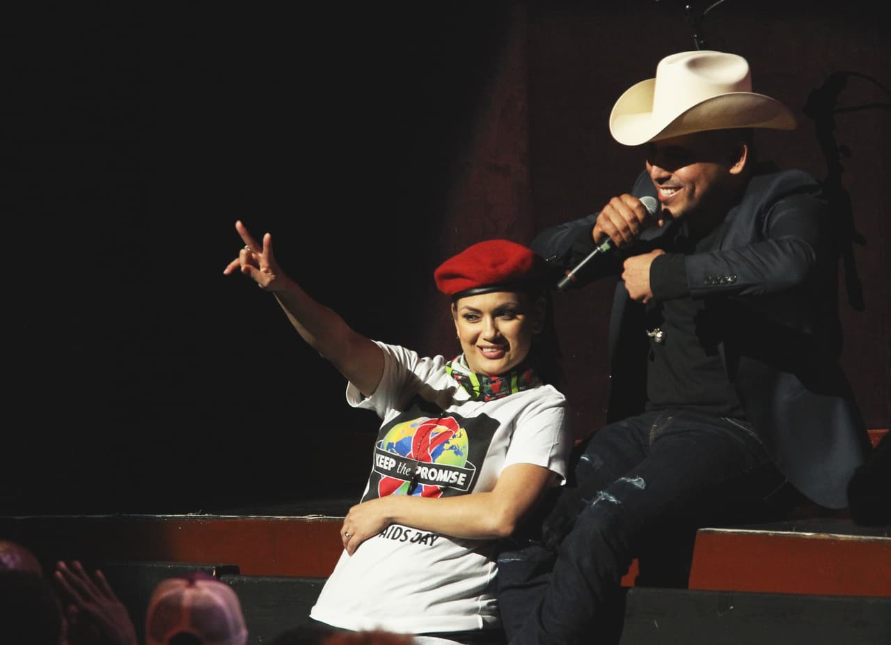 Espinoza Paz sorprendió a los asistentes del concierto benéfico, en el cual se le rindió tributo al actor, cantautor y activista Harry Belafonte.
