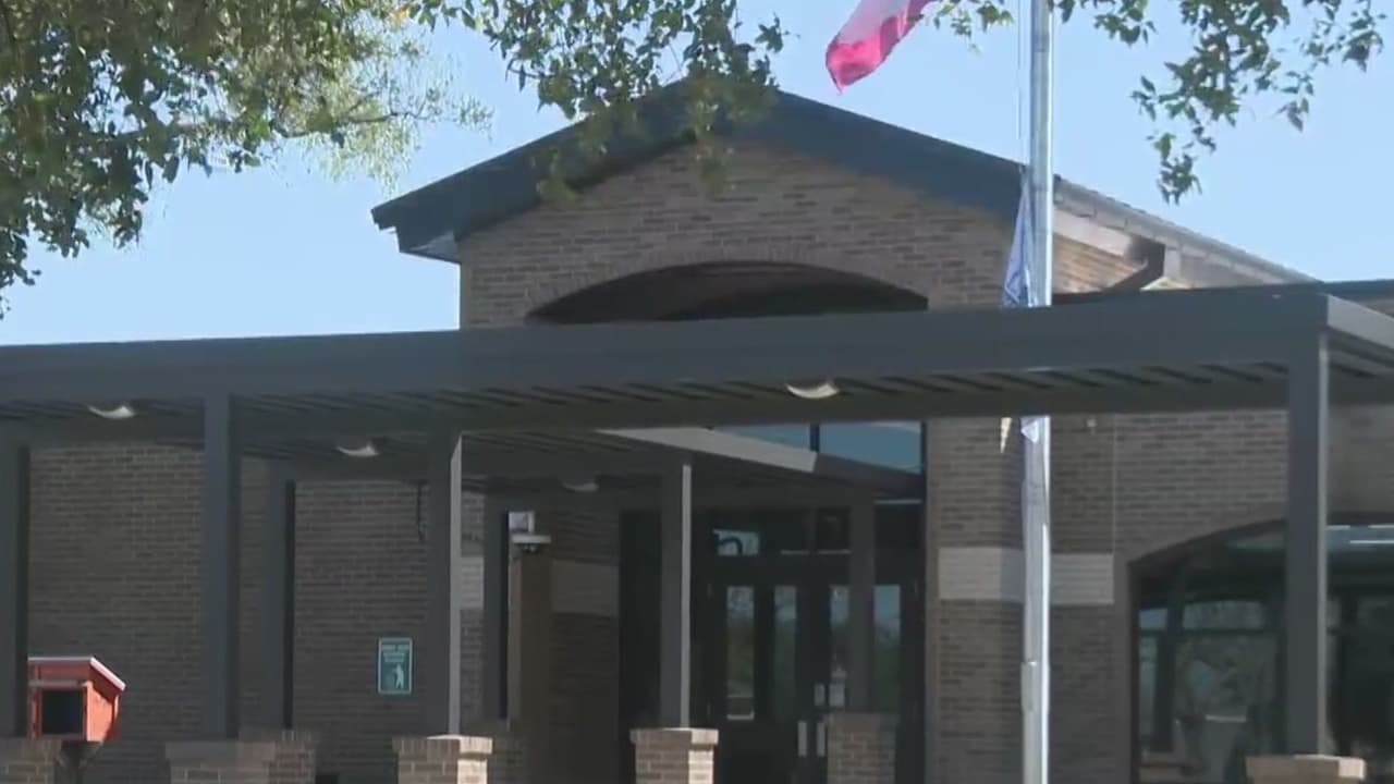 “Después que llegó mi hijo, que está en la clase del niño (Eren)… parece, y a lo que me comentó mi hijo, fue que estaban jugando o compitiendo o haciendo retos para ver quién terminaba de comer más rápido la comida... el niño empezó a vomitar”, dijo la mamá del compañero.
<br>
<br>Además,
<b> asegura que varios niños del segundo grado tienen la misma versión.</b>