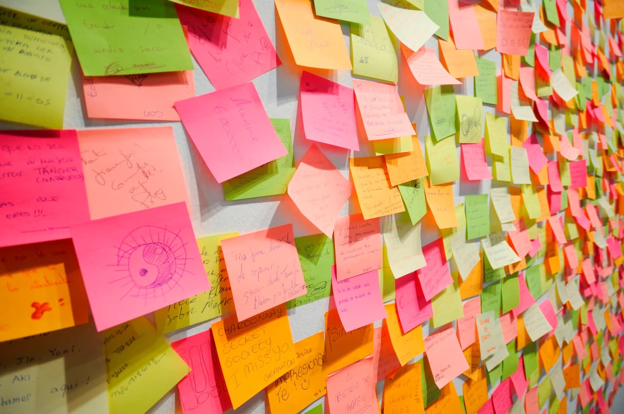 Evernote Sabemos que la vida de estudiante no es fácil, a veces tenemos mil cosas en la cabeza y se nos olvida una tarea, un proyecto o la fecha de un examen. La app te permite registrar y organizar apuntes en cualquier formato, como Word o PDF.