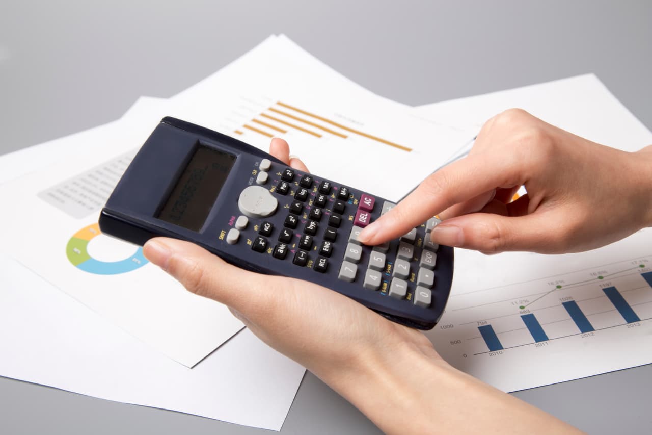 RealCalc Hay operaciones que sencillamente solo podemos hacer con una calculadora científica porque tiene funciones que nos facilitan la existencia, pero si no cuentas con una de estas, tu smarthphone es la solución.