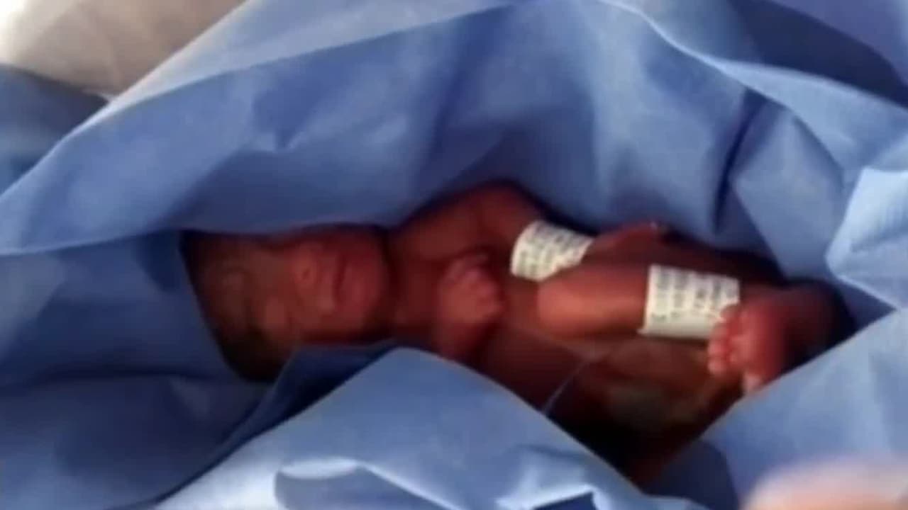 <b>Una familia descubre que por error declararon muerto a su bebé y lo enviaron a una morgue.</b>
<br>
<br>La familia notó que el bebé se encontraba con vida cuando grababa un video en el que se despedían del pequeño. El recién nacido lloraba tras haber permanecido en el refrigerador de cadáveres.