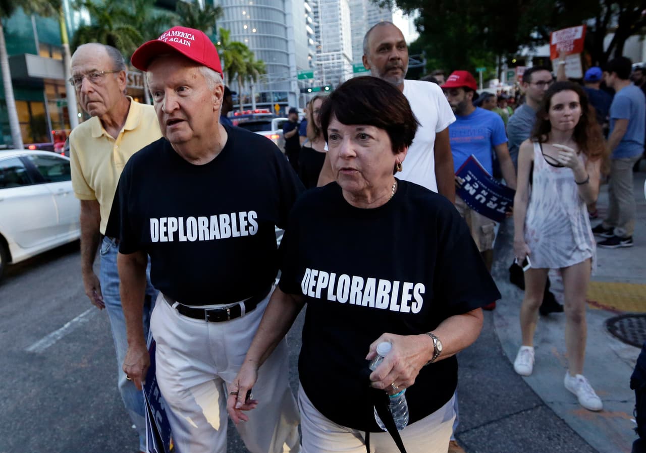 Seguidores de Donald Trump salen de un mitin el 16 de septiembre, 2016, en Miami.