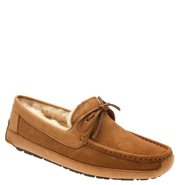 Olvídate de las pantuflas de abuelito o de aquellas que sólo duran medio invierno. Este par de UGG Australia, tipo mocasín, en piel de añal natural y gamuza, son la especialidad de la marca de leather goods. (Byron Slipper, $140USD; Nordstrom)