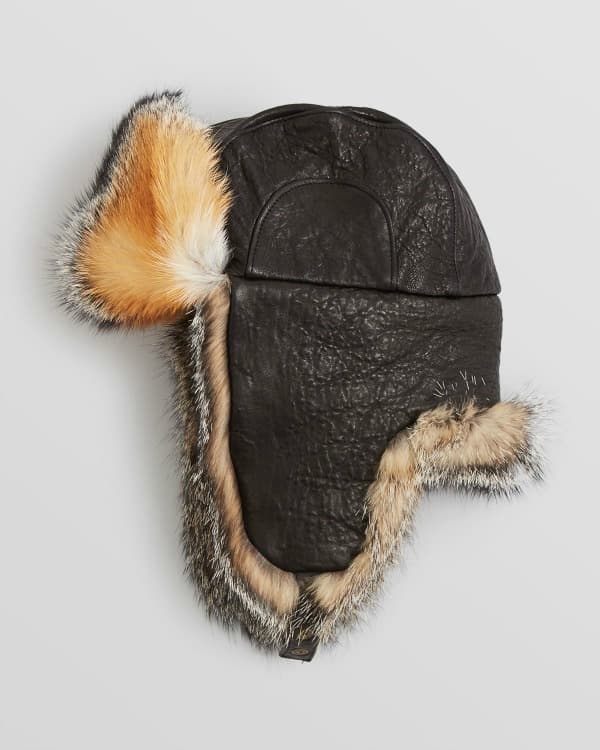Un básico de la temporada navideña es, sin duda, un buen gorro que te cubra hasta las orejas. El Leather Fur Aviator Hat de Crown Cap combina piel y pelo de zorro. Ideal para olvidarse del frío. ($297USD; crowncap.com)