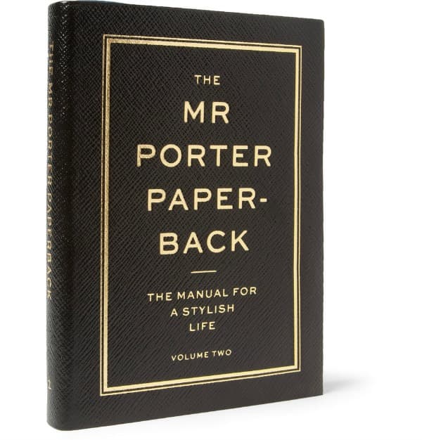 The Mr Porter Paperback Volume 2 (Special Edition). Todas las reglas que debe de conocer para llevar un estilo de vida lujoso, bajo los mandamientos de la versión masculina de la tienda en línea Net-a-Porter, están en esta versión edición limitada de su publicación. Sólo 500 copias fueron impresas en Inglaterra en piel genuina de Smythson. ($220USD; mrporter.com)