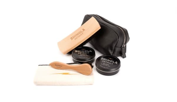 Para el viajero que busca lucir siempre impecable, el Leather Care Travel Kit de Shinola Detroit le asegura llegar a su reunión de trabajo con un calzado reluciente. Después de todo, la primera impresión es la más importante y más en un business trip. ($195USD; shinola.com)