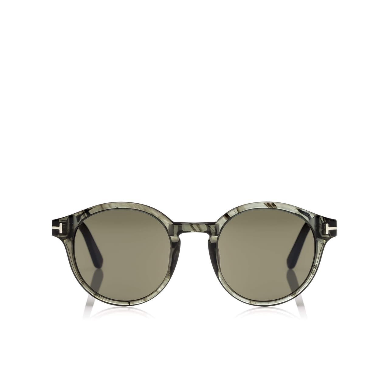 Si un traje hecho a medida con la firma del diseñador es algo completamente fuera de tu alcance, este par de lentes de sol de Tom Ford son una forma mucho más accesible de sustituir ese deseo. James Bond approved! (Lucho Sunglasses, $425; tomford.com)