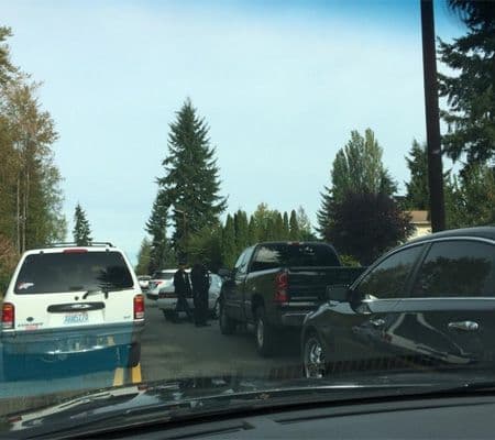 De inmediato, los padres de familia trataban de llegar al lugar de los hechos para tener información de sus hijos. (Imagen tomada de Twitter).