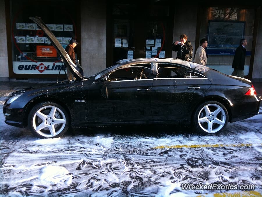 <b>Mercedes-Benz CLS 63 AMG</b>
<br>Cuentan que el propietario, un diplomático, decidió discutir de manera pacífica después del altercado, pero los manifestantes abandonaron el lugar. ¿Tú qué hubieras hecho?