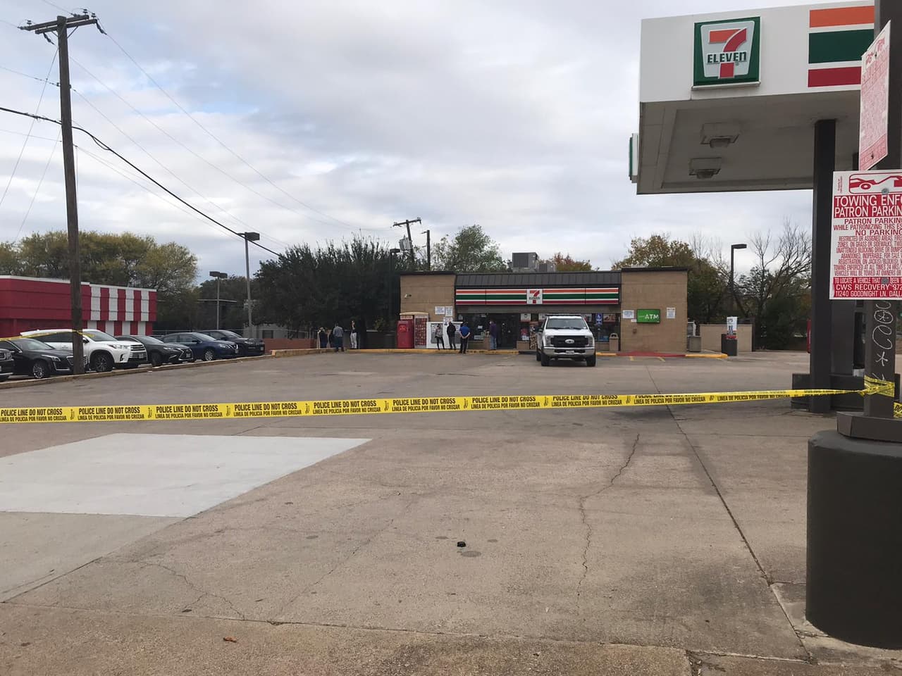 Dos personas mueren tras un tiroteo en una tienda 7 eleven en Dallas