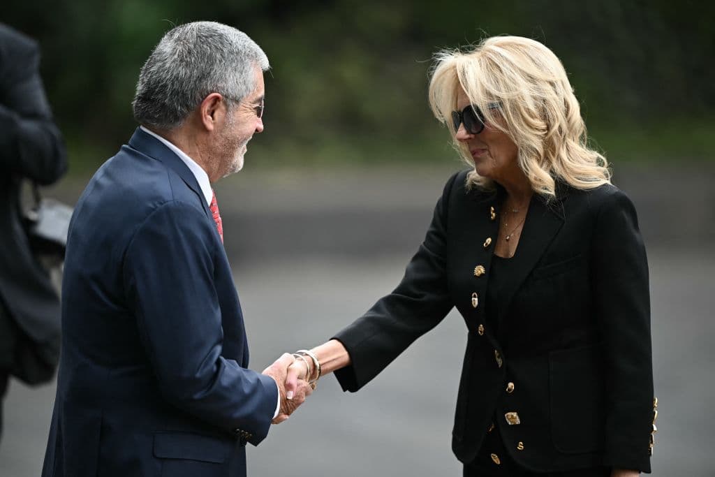 Jill Biden es recibida por el designado canciller mexicano, Juan Ramón de la Fuente, en el Congreso este 1 de octubre de 2024.