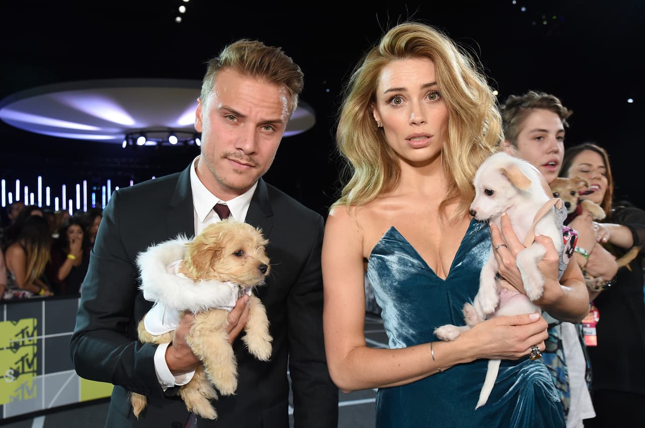 Rápidamente buscó a su amigo, el actor Matt Cutshall y ambos sostuvieron uno para posar para una grandiosa foto.