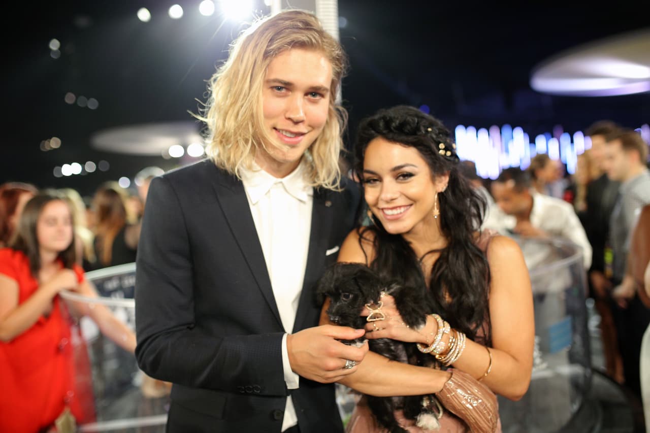 Por supuesto, Vannesa Hudgens aprovechó el momento final de la convivencia con los perritos para tomarse una foto con su actual novio, el actor Austin Butler.