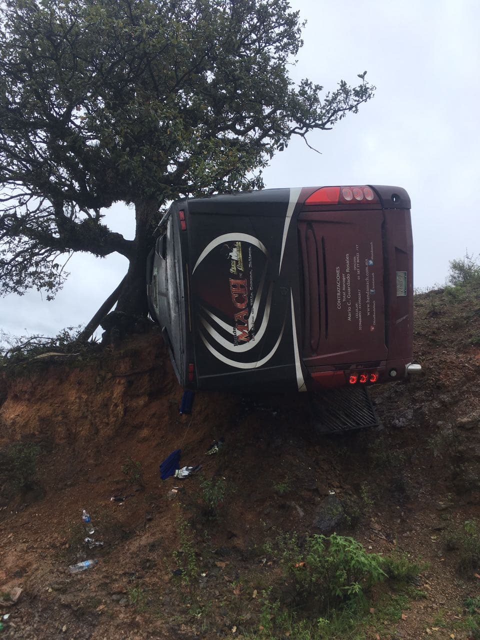 Los integrantes de 
<a href="http://www.univision.com/shows/el-gordo-y-la-flaca/se-armo-la-bronca-entre-los-integrantes-de-banda-machos-video"><b>La Banda Mach</b></a>, sufrieron un aparatoso accidente de carretera el pasado 1 de octubre, cuando el autobús que los transportaba desde el estado de Puebla hacia Oaxaca volcó en una curva, provocando que el vehículo se desbarrancara varios metros hasta quedar atorado en un viejo árbol.