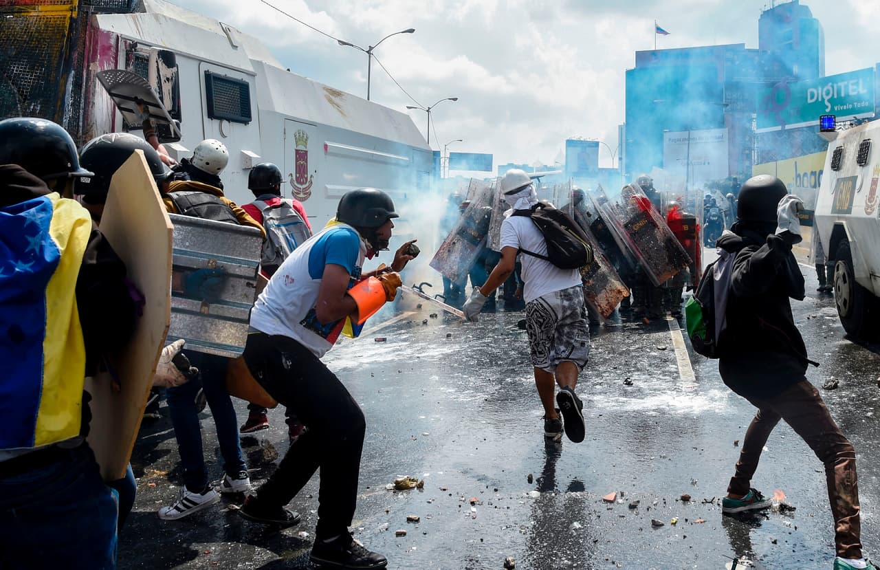Un momento de la refriega entre la policía y los manifestantes.