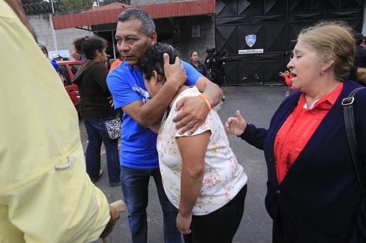 Tras conocer la noticia, familiares de los menores se acercaron al centro para recibir información sobre lo ocurrido.