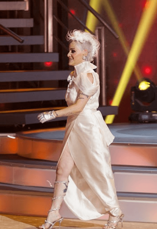 Desde la primera gala, a la que llegó usando este vestido aperlado con abertura en la pierna, se entregó en cuerpo y alma a su vestuarista, hizo lo propio con el equipo de maquillaje y peinado.