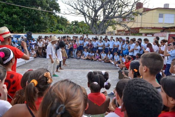 El hostigamiento a las "Damas de Blanco" por una turba oficialista cuando pretendían manifestarse en La Habana fue la nota discordante en la conmemoración del Día Internacional de los Derechos Humanos en América Latina. El grupo de mujeres disidentes se congregó hoy en un concurrido punto de la capital cubana precisamente para emprender una caminata con motivo de la jornada internacional, pero no pudo hacerlo debido al acoso de una multitud que las llamó "ratas inmundas", "gusanas" y "mercenarias", entre otros insultos. También otros grupos opositores cubanos fueron objeto del hostigamiento oficialista, como el caso de "Estado de SATS", un proyecto de discusión crítica que dirige Antonio González Rodiles y que este miércoles celebró en su casa una actividad para celebrar el aniversario de la Declaración Universal de los Derechos Humanos. A unos metros de la vivienda el oficialismo organizó actividades festivas y juegos con la asistencia de varias decenas de escolares, mientras sonaban en un altavoz canciones de Silvio Rodríguez. En unas declaraciones a Efe, González Rodiles lamentó que el Gobierno de Cuba entienda el Día de los Derechos Humanos como una jornada de "confrontación" y calificó de "realmente bajo" usar a los niños "para estas cosas.