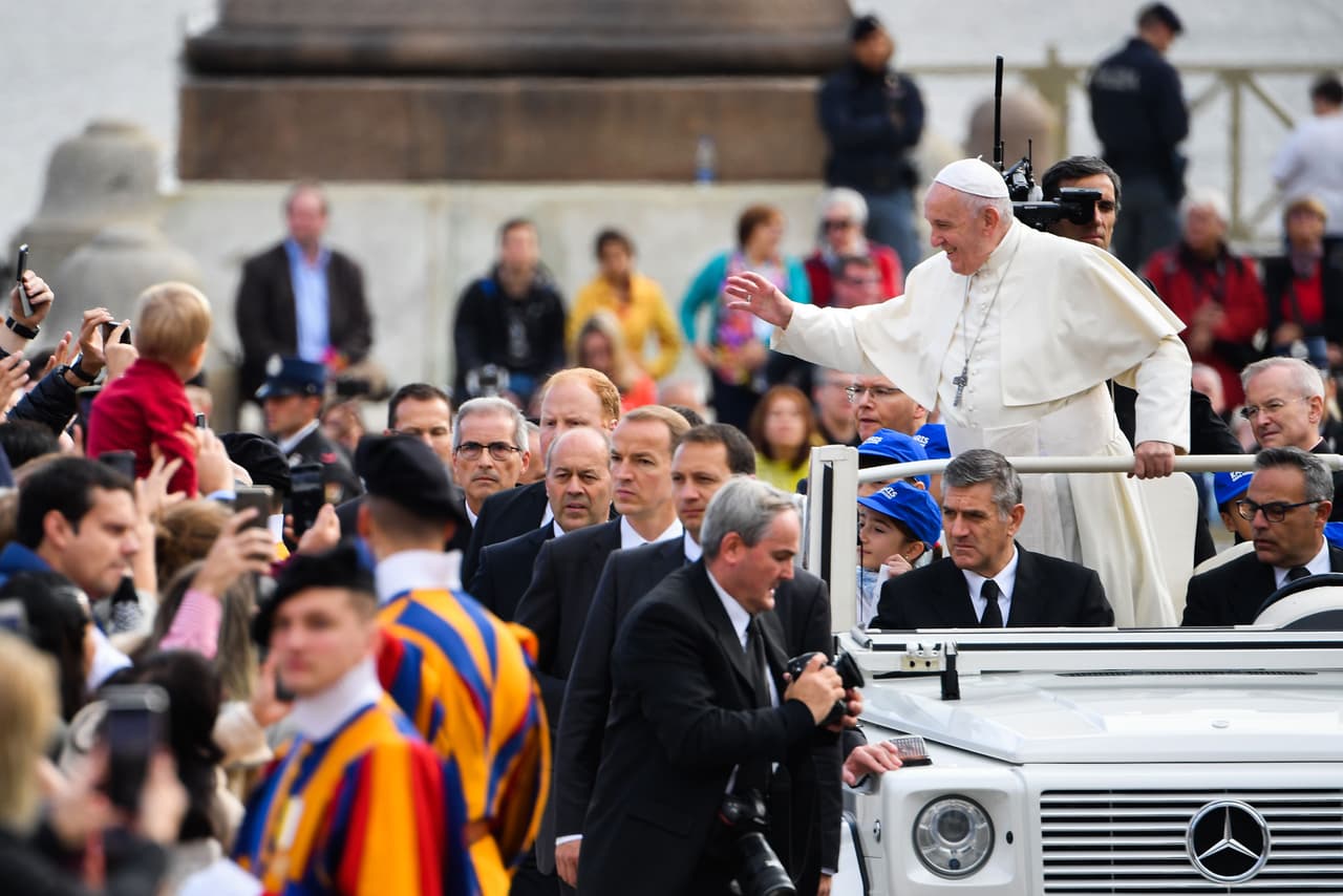 En esta imagen, tomada el 6 de noviembre de 2019, vemos como el papamóvil Mercedes-Benz puede ser utilizado con la parte superior de la cabina totalmente desmontada. Muy distinto a los vehículos cerrados con cristales blindados utilizados por Juan Pablo II.