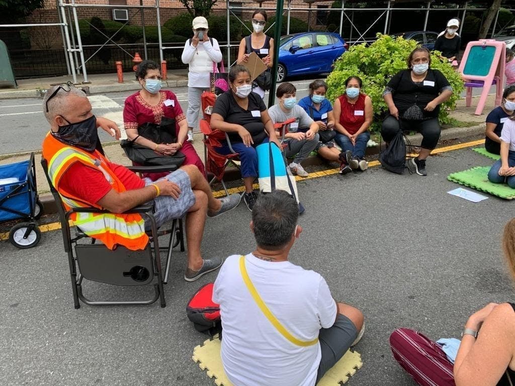 <i>Una clase de inglés del COVID Care Neighbor Network en la calle abierta de Avenida 34 en Jackson Heights, Queens. (Facebook, COVID Care Neighbor Network)</i>