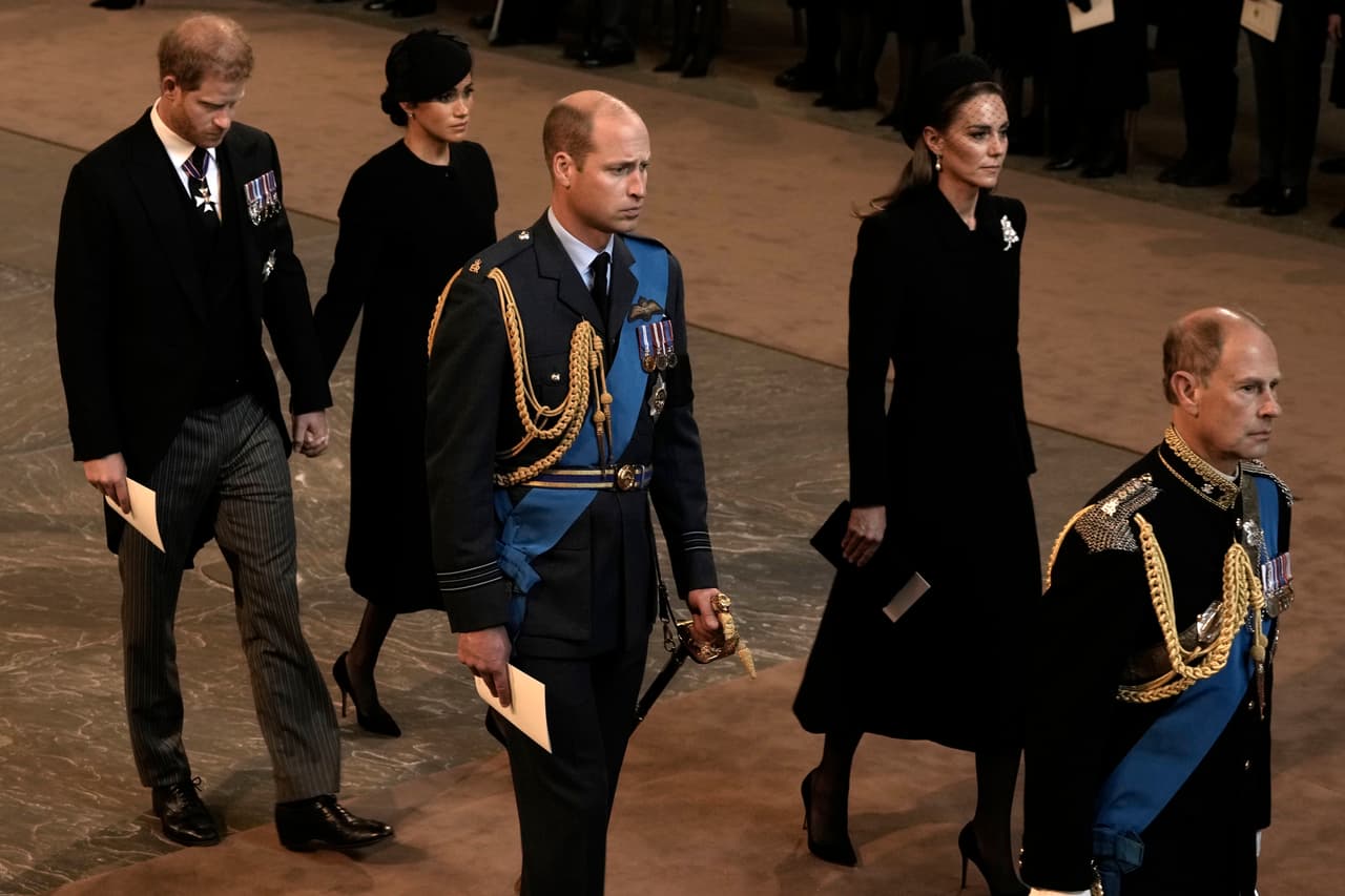 Los príncipes de Gales, Guillermo y Kate, junto con el príncipe Harry y su esposa, Meghan, duquesa de Sussex, en el palacio de Westminster.