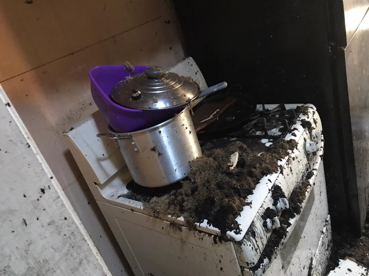 Aparentemente el incendio comenzó en el ático de la casa y se esparció por la cocina, la sala y los cuartos.