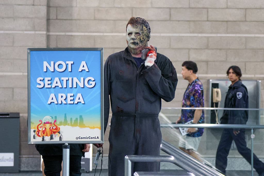 Un espeluznante Michael Myers recorre los pasillos de LA Comic Con 2025: el icónico asesino de Halloween, con su máscara blanca y overol azul característicos, acecha entre fans en el Convention Center.