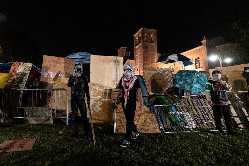 La barricada de los manifestantes propalestinos en UCLA. (Photo by ETIENNE LAURENT / AFP) (Photo by ETIENNE LAURENT/AFP via Getty Images)