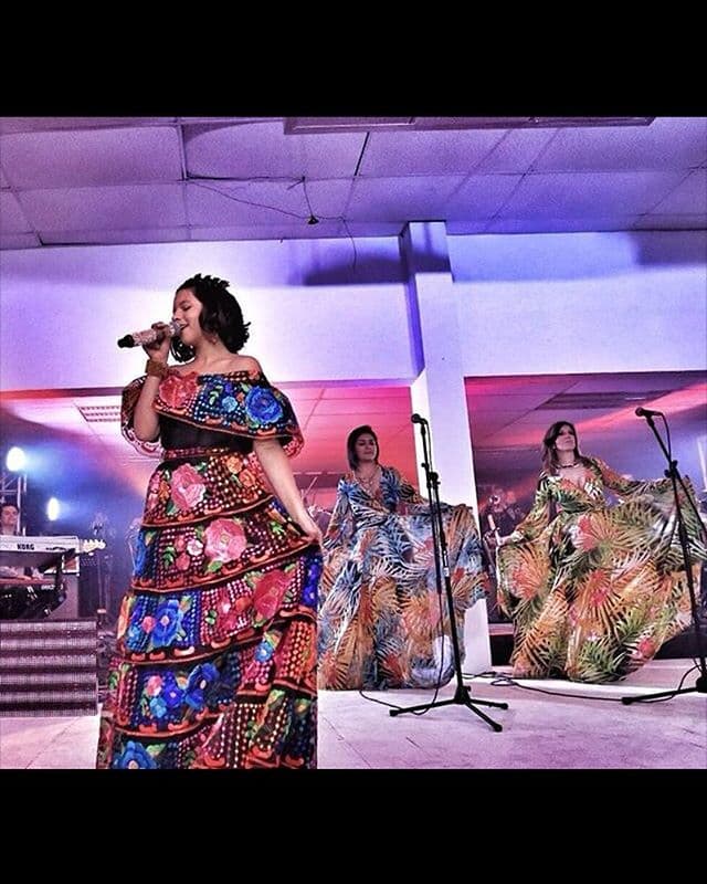 Angela no ha dudado en mostrarle al mundo su melodiosa voz.