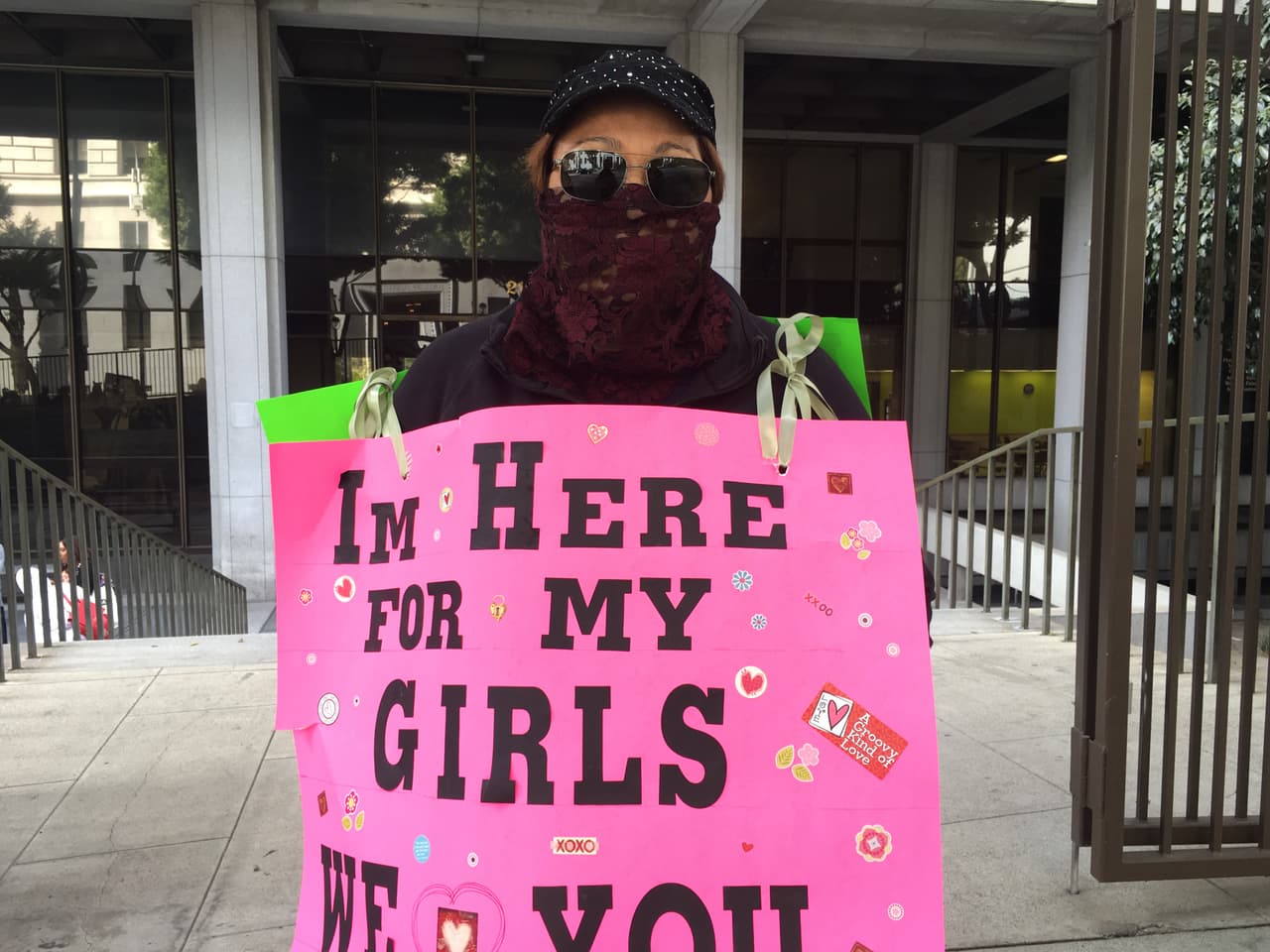 Según el testimonio de esta otra mujer, dos de sus sobrinas son víctimas de Naasón Joaquín García y testigos del caso. Dice que un castigo justo para él es “que no salga nunca de la cárcel”.