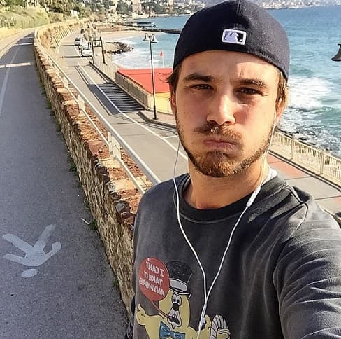 Y que disfruta de viajar.