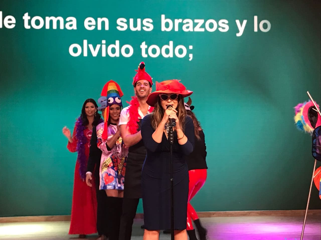 Nuestra invitada especial, con micrófono en mano. Todos queríamos que Myriam siguiera cantando.