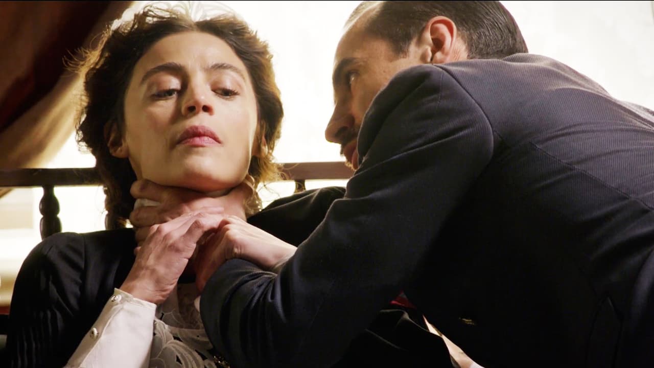 Para empezar fue la amante de Diego Montejo e intentó aprovechar su relación para tener trato especial en el Hotel. Pero cuando se dio cuenta que no lo obtendría y que Diego era de cuidado decidió cambiar su planes.