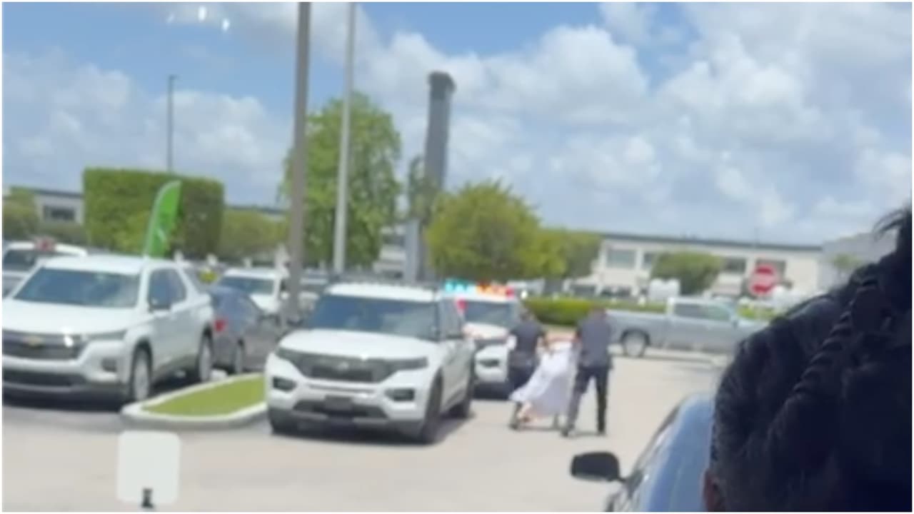 Los trabajadores de una tienda cercana llamaron a la Policía para reportar el suceso.