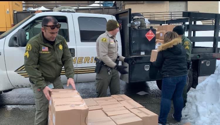 La primera forma de donar es a través de la línea directa del condado. Entre las 8 am y las 5 pm, los donantes pueden llamar al 909-387-3911 y seleccionar la opción dos para hablar con un representante que ayudará a coordinar una donación.
<br>