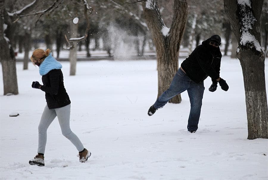 "Ante el recrudecimiento de las
<b> temperaturas extremas en los Estados Unidos y particularmente en Texas</b> donde una parte de la población 
<b>no cuenta hoy con electricidad</b>, comenzaron hoy cortes significativos de suministro de gas por congelamiento de ductos, en la zona norte del país que afectaría centrales de generación con gas en Sinaloa, Sonora, Durango, Chihuahua, Saltillo y Nuevo León.", subrayó la CFE en su reporte. En la imagen, una pareja juega con la nieve que cayó en Ciudad Juaréz el domingo.