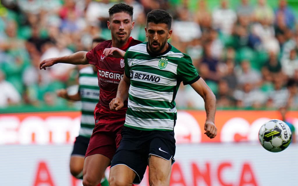 Jesús ‘Tecatito’ Corona marcó el único gol de Sevilla en el empate 1-1 ante el Sporting de Lisboa en un partido disputado en el Estadio José Alvalade de Portugal. Luego, en los penales, el club andaluz que se quedó con el Trofeo Cinco Violines.