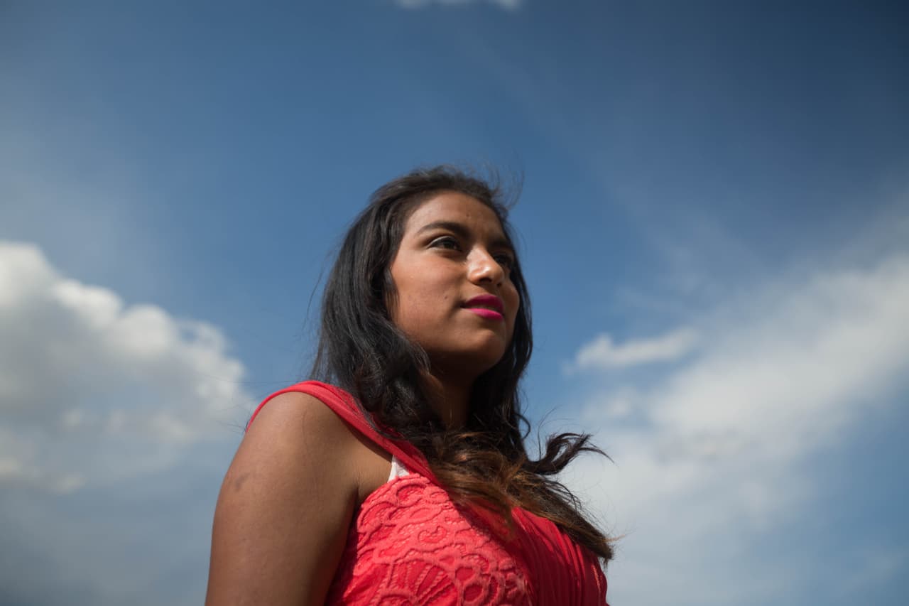 Briseida Coronado, 15, es una de las mejores amigas de Rubí. Se conocen desde que tenían cinco años y jugaban juntas al fútbol en la misma explanada donde se celebra el banquete. Al contrario que Rubí, Briseida no quiso celebrar sus XV años porque detesta las muchedumbres. “No quise, no me gusta, por la cantidad de gente”. Una de estas fiestas de XV en esta zona puede llegar, sin viralidad ni visitantes de fuera, a las 2,000 personas. Briseida sonríe ante la pregunta de si se llevó algo a cambio de no celebrar una fiesta: negoció con su papá que le regalara una moto. Terminó la misa y la comida y Briseida aún no había saludado a su amiga: "No he podido, con tanta gente".