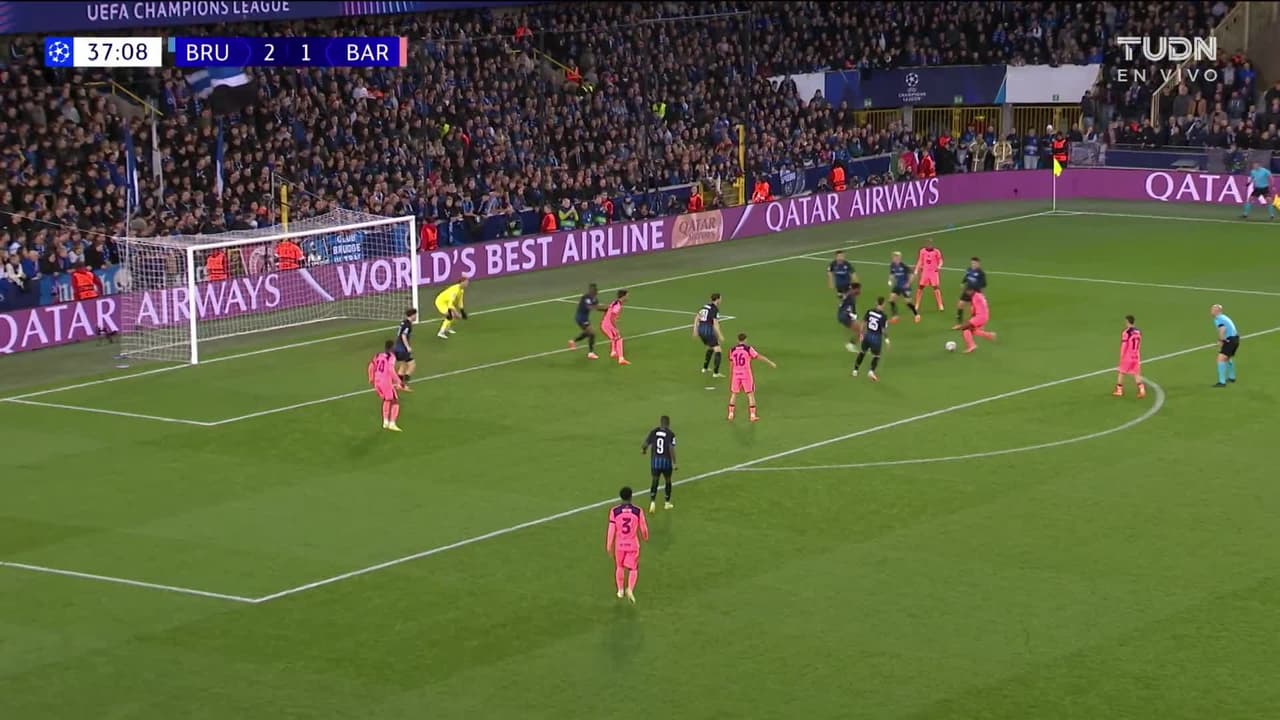 ¡TIRO ATAJADO! disparo por Marcus Rashford.