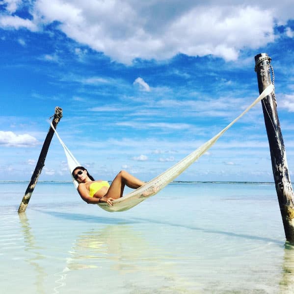 A Sachi Tamashiro le encanta ir a la playa para tomar los rayos del sol, ¿a quién no le gustaría descansar en esa hamaca?