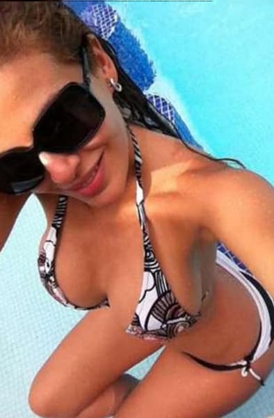 Con esas curvas de infarto Malillany Marín ha provocado miles de suspiros, en esta imagen viste un bikini blanco con negro.