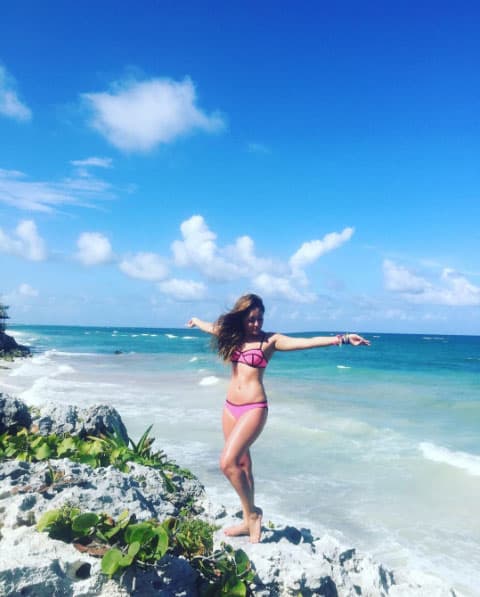 Sherlyn está disfrutando cada momento al máximo, por eso le encanta ir a playa cada vez que puede para tomar el sol, en esta ocasión usa un bikini en color rosa.