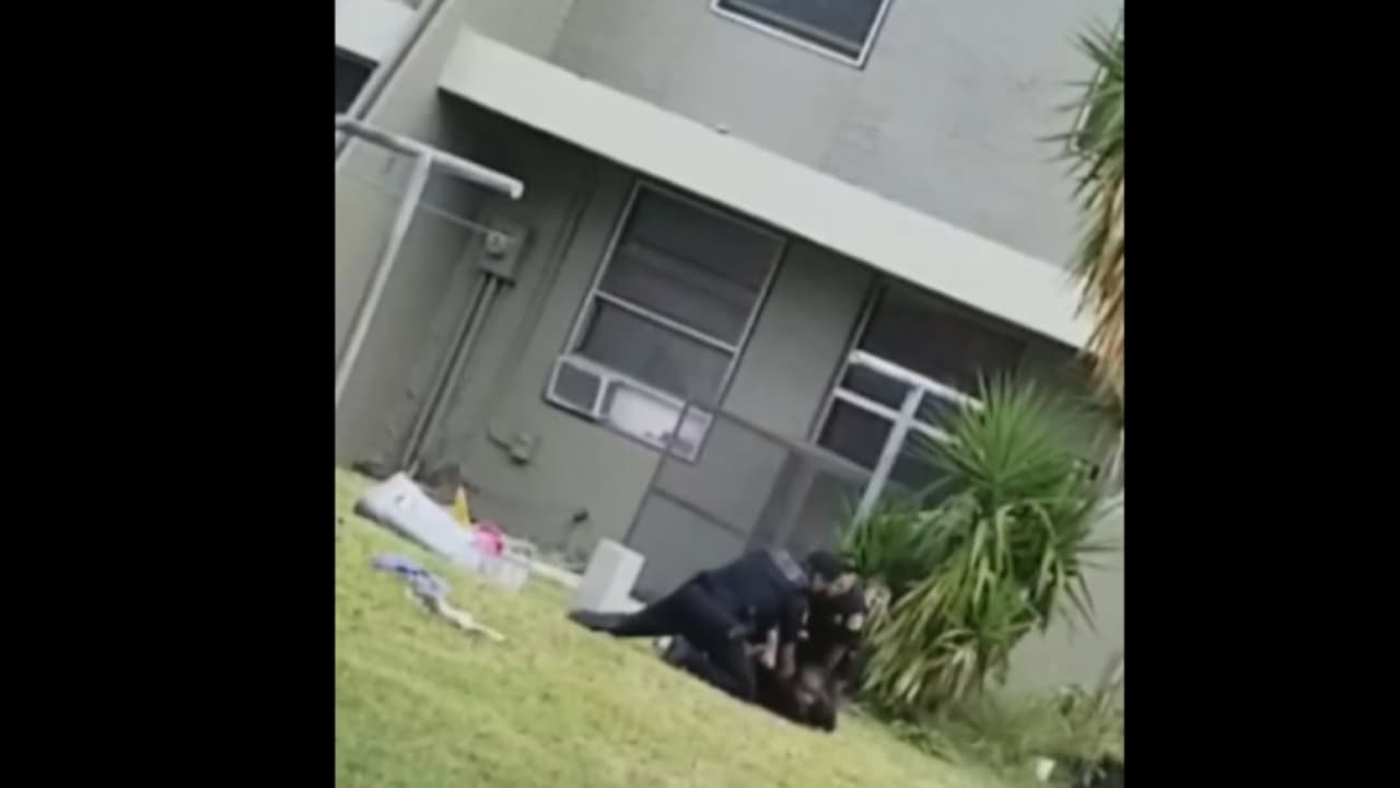 El video de un policía pateando la cabeza de un sospechoso en el suelo causa indignación en Miami