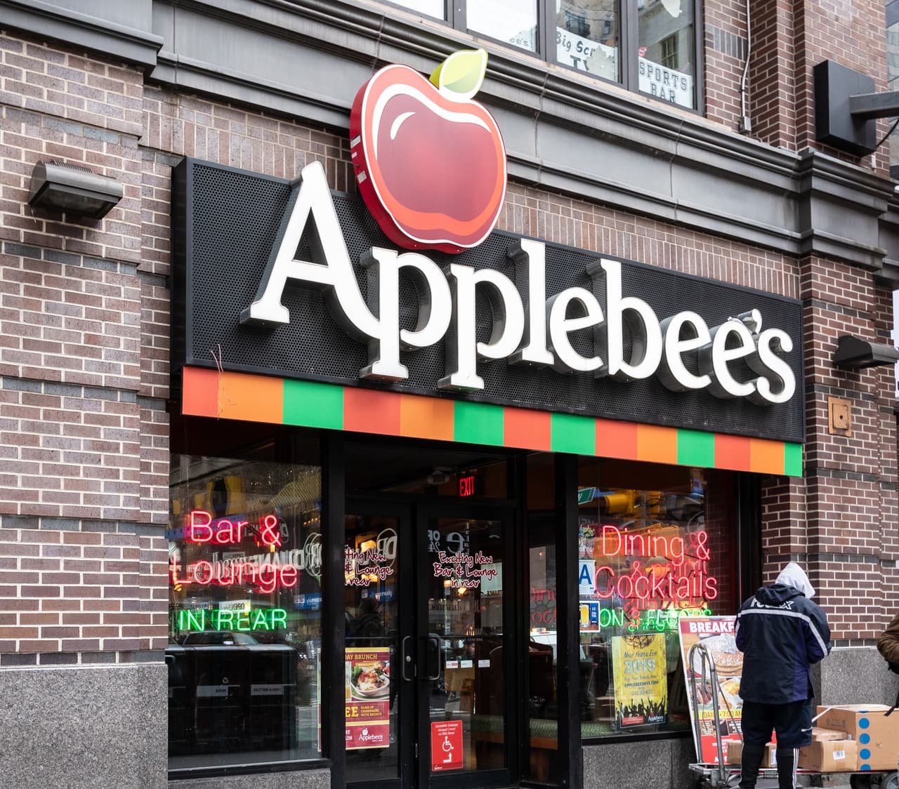 <b>Puesto 9. Applebee’s</b>
<br>
<br>Ofertas de empleo publicadas en Ziprecruiter a finales de junio de 2021: 21,536.
<br>
<br>Tipos de empleo ofrecidos por esta compañía: cocineros, lavaplatos y servicio en el restaurante.
<br>
