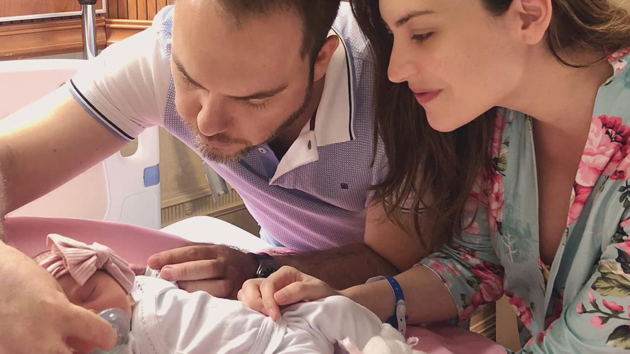 La bebé de Michelle Galván nació en Miami y sus padres no esperaron mucho tiempo para dar a conocer la noticia con esta fotografía.
<br>
<br>"El que dude de Dios y sus milagros vea esta foto porque aquel que cree todo le es posible”, escribió Michelle
<b><a href="https://www.univision.com/shows/primer-impacto/soy-mama-de-tres-angelitos-en-el-cielo-la-conmovedora-frase-de-michelle-galvan-video">recordando su lucha por convertirse en madre.</a></b>