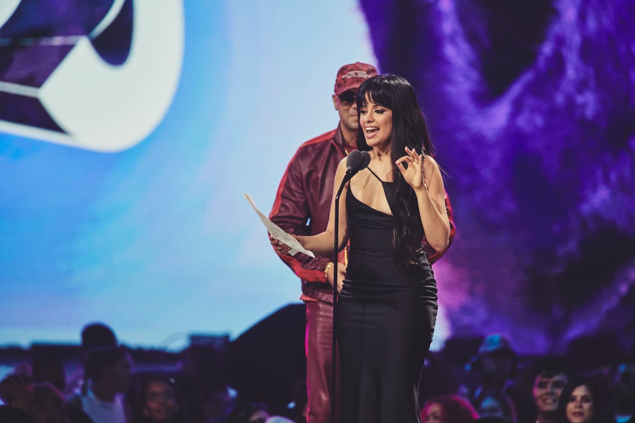 <h2 class="cms-H2-H2">Camila Cabello</h2>
<br>
<br>La cantante fue reconocida también como Agente de Cambio gracias a su labor filantrópica. Dio un poderoso discurso a favor del planeta y la importancia de contribuir a hacer un cambio positivo en el mundo.