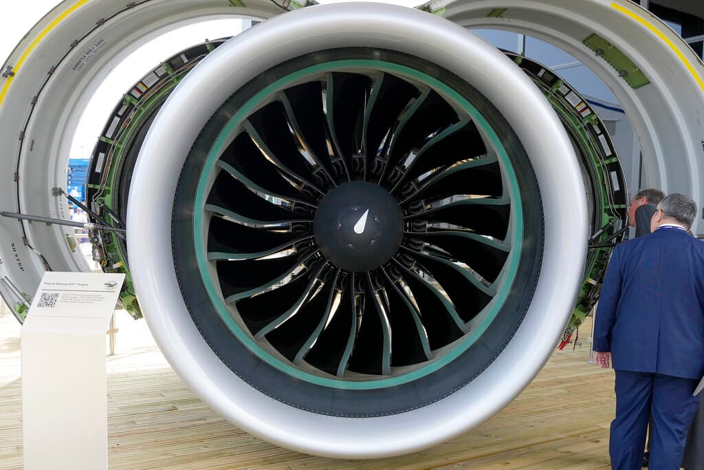 Un hombre muere tras ser succionado por la turbina de un avión a punto de despegar